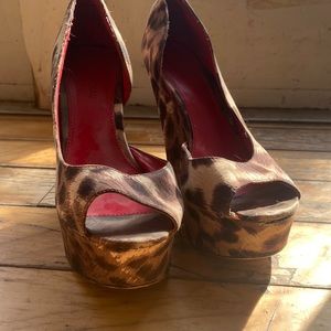 Size 7.5 Le Chateau platform wedges. Leopard print and red inside.